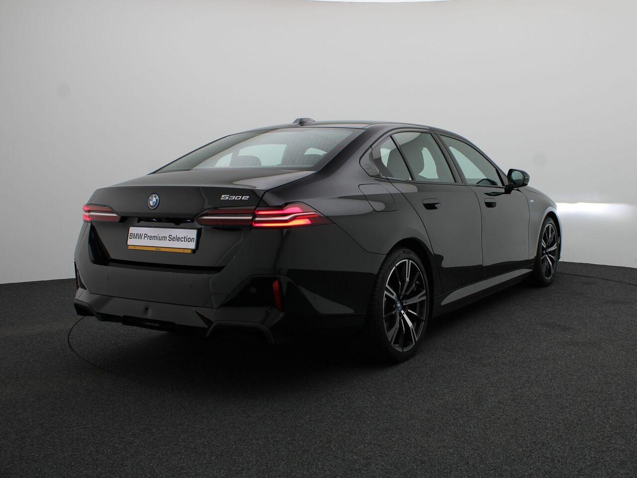 BMW 5-SERIE Sedan 530e M Sportpakket | Comfort Pack | Stuurwielrand Verwarmd | Trekhaak | Comfortstoelen | Driving Assistant | 4-zone airconditioning | 20''