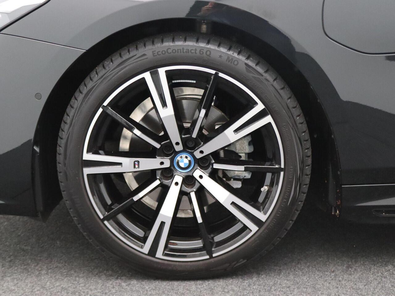 BMW 5-SERIE Sedan 530e M Sportpakket | Comfort Pack | Stuurwielrand Verwarmd | Trekhaak | Comfortstoelen | Driving Assistant | 4-zone airconditioning | 20''