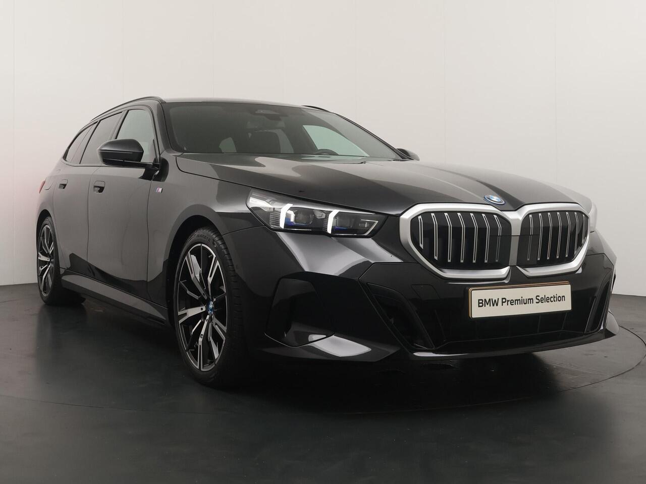 BMW 5-SERIE Touring 530e M Sportpakket | Panoramadak | Trekhaak | Driving Assistant Plus | Harman Kardon |