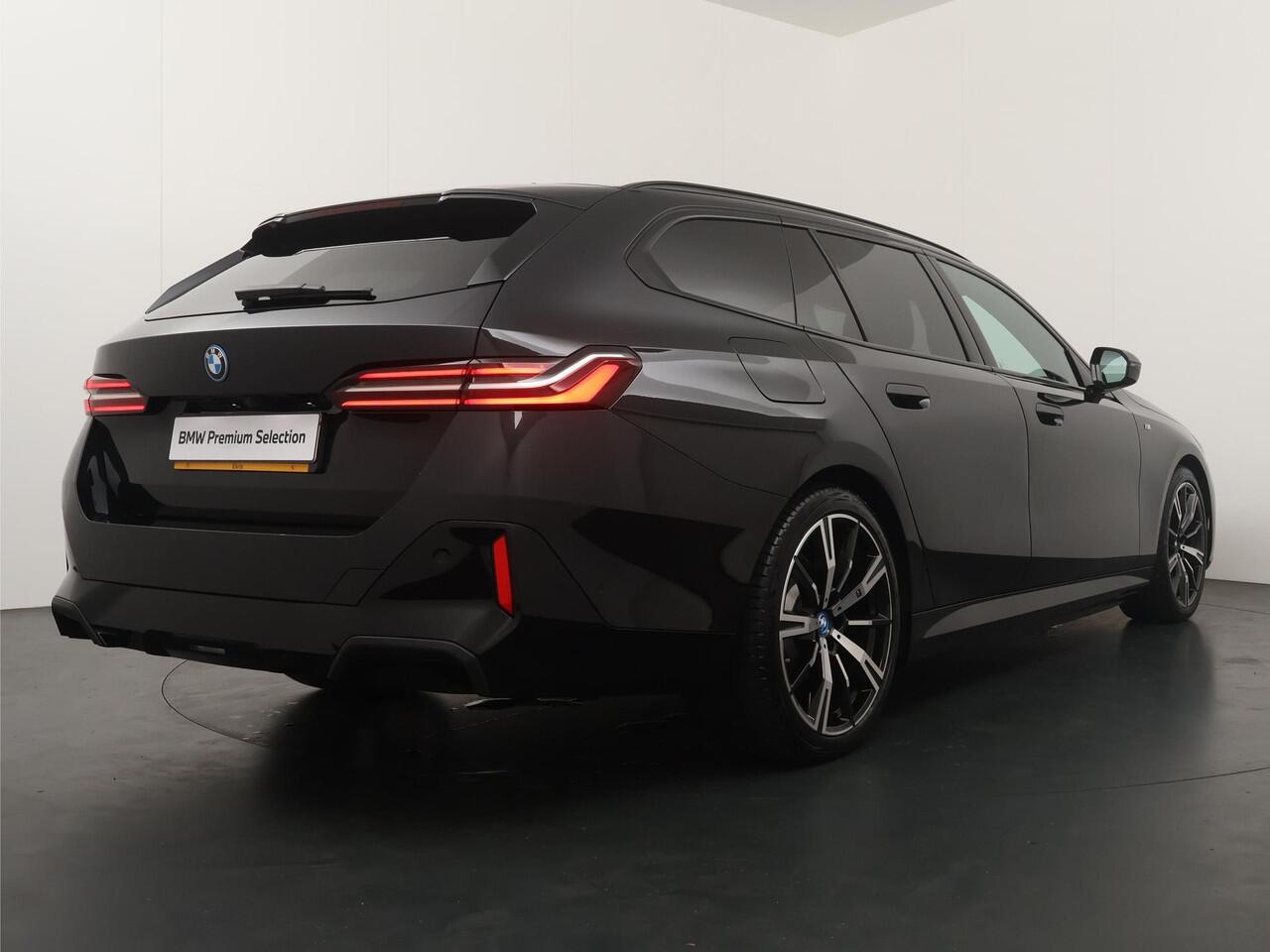 BMW 5-SERIE Touring 530e M Sportpakket | Panoramadak | Trekhaak | Driving Assistant Plus | Harman Kardon |