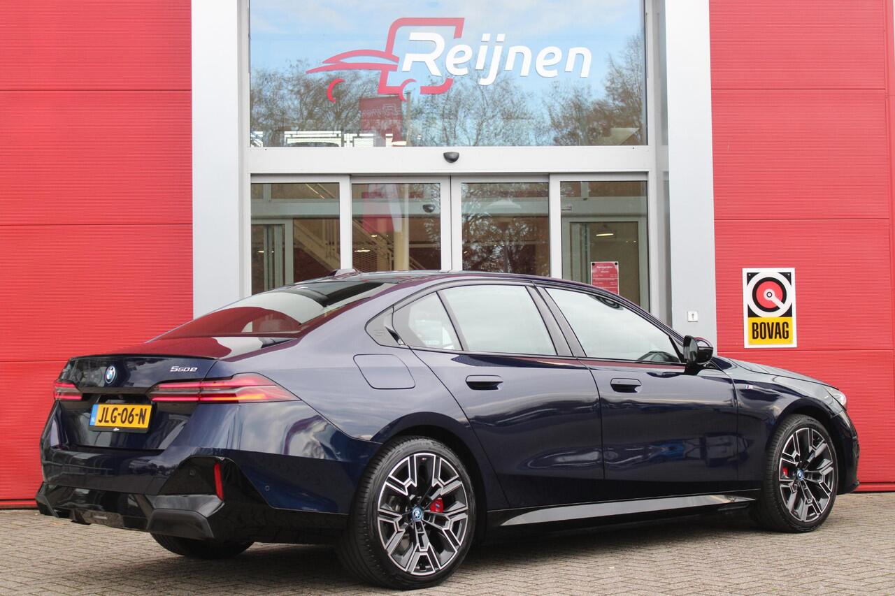 BMW 5-SERIE 550e 490PK xDRIVE | M SPORT PRO | PANORAMA DAK | BOWERS & WILKINS PREMIUM AUDIOSYSTEM | MEESTURENDE ACHTERAS | STUUR VERWARMING | 20" LICHTMETALEN VELGEN | ICONIC GLOW GRILL | ZONNESCHERM ACHTERRUIT ELEKTRISCH | INTERIEURLIJSTEN M DONKERZILVER/CARBON FIBE