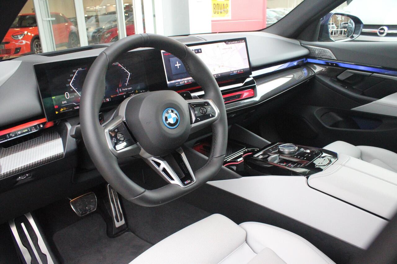 BMW 5-SERIE 550e 490PK xDRIVE | M SPORT PRO | PANORAMA DAK | BOWERS & WILKINS PREMIUM AUDIOSYSTEM | MEESTURENDE ACHTERAS | STUUR VERWARMING | 20" LICHTMETALEN VELGEN | ICONIC GLOW GRILL | ZONNESCHERM ACHTERRUIT ELEKTRISCH | INTERIEURLIJSTEN M DONKERZILVER/CARBON FIBE