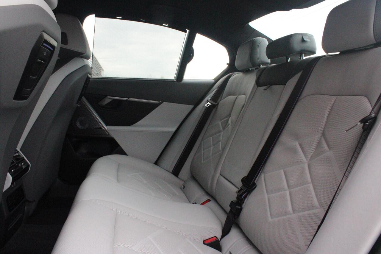 BMW 5-SERIE 550e 490PK xDRIVE | M SPORT PRO | PANORAMA DAK | BOWERS & WILKINS PREMIUM AUDIOSYSTEM | MEESTURENDE ACHTERAS | STUUR VERWARMING | 20" LICHTMETALEN VELGEN | ICONIC GLOW GRILL | ZONNESCHERM ACHTERRUIT ELEKTRISCH | INTERIEURLIJSTEN M DONKERZILVER/CARBON FIBE