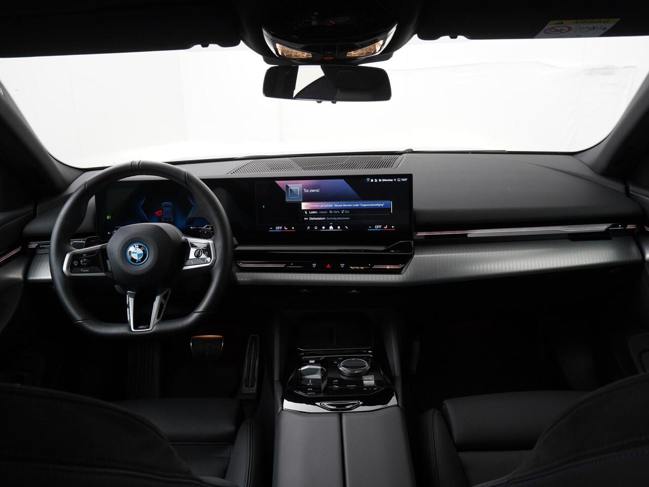 BMW 5-SERIE 530e M Sportpakket | Panoramadak | Trekhaak | Stoelverwarming