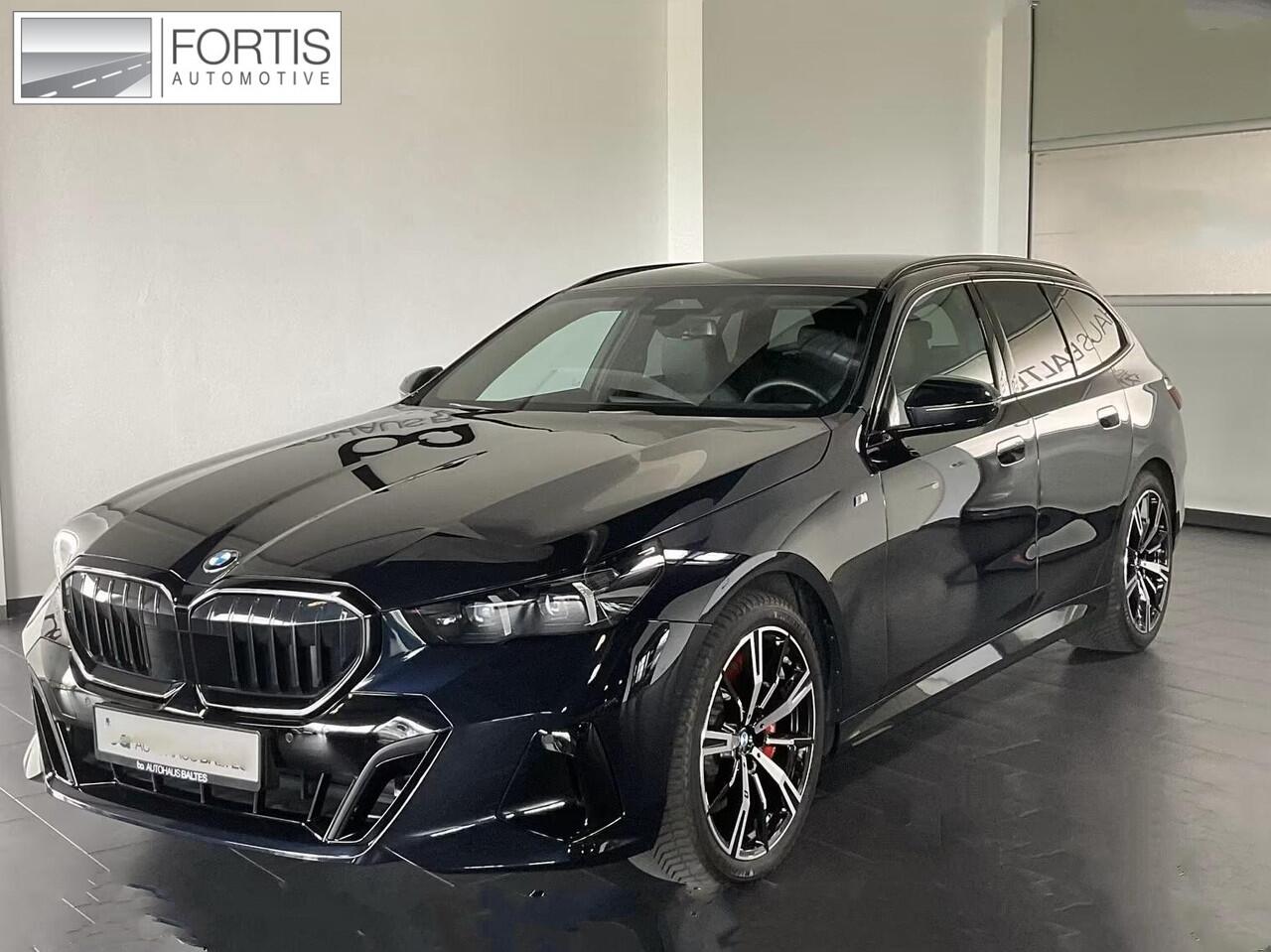 BMW 5-SERIE Touring 540d xDrive M-SPORT Pro ** LED, PANORAMA, LEDER, 20-inch LMV, ICONIC GLOW, TREKH ** Ex BMW - ¤ 26.800 onder NP ** ** INFORMEER OOK NAAR ONZE AANTREKKELIJKE FINANCIAL-LEASE TARIEVEN **