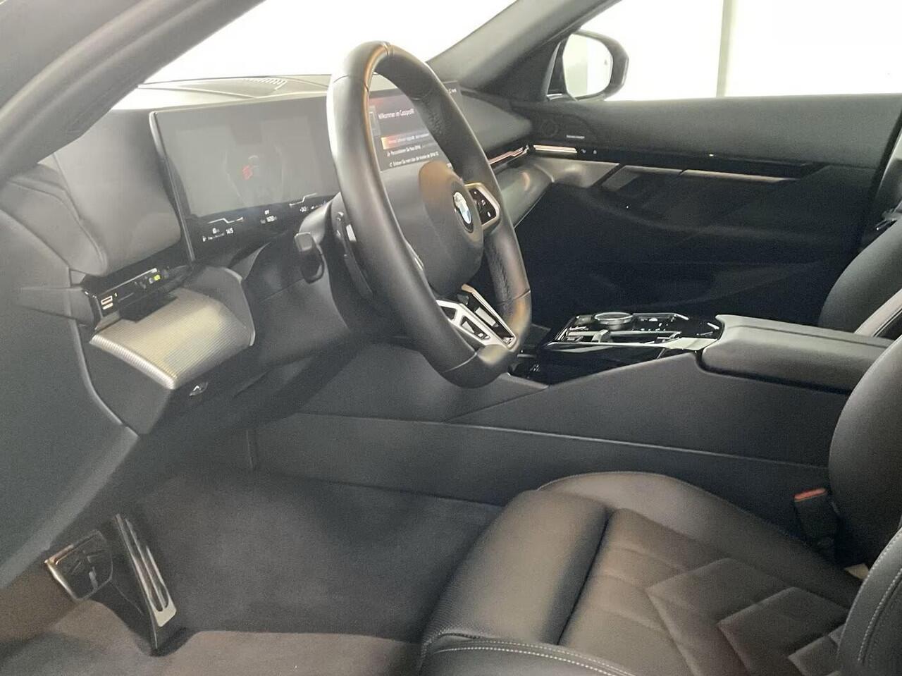 BMW 5-SERIE Touring 540d xDrive M-SPORT Pro ** LED, PANORAMA, LEDER, 20-inch LMV, ICONIC GLOW, TREKH ** Ex BMW - ¤ 26.800 onder NP ** ** INFORMEER OOK NAAR ONZE AANTREKKELIJKE FINANCIAL-LEASE TARIEVEN **