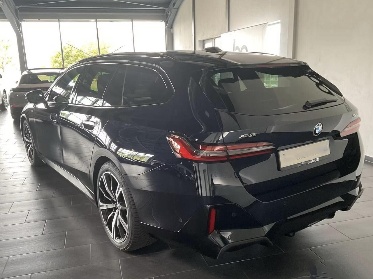 BMW 5-SERIE Touring 540d xDrive M-SPORT Pro ** LED, PANORAMA, LEDER, 20-inch LMV, ICONIC GLOW, TREKH ** Ex BMW - ¤ 29.800 onder NP ** ** INFORMEER OOK NAAR ONZE AANTREKKELIJKE FINANCIAL-LEASE TARIEVEN **