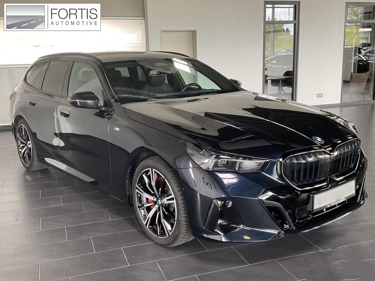BMW 5-SERIE Touring 540d xDrive M-SPORT Pro ** LED, PANORAMA, LEDER, 20-inch LMV, ICONIC GLOW, TREKH ** Ex BMW - ¤ 25.900 onder NP ** ** INFORMEER OOK NAAR ONZE AANTREKKELIJKE FINANCIAL-LEASE TARIEVEN **