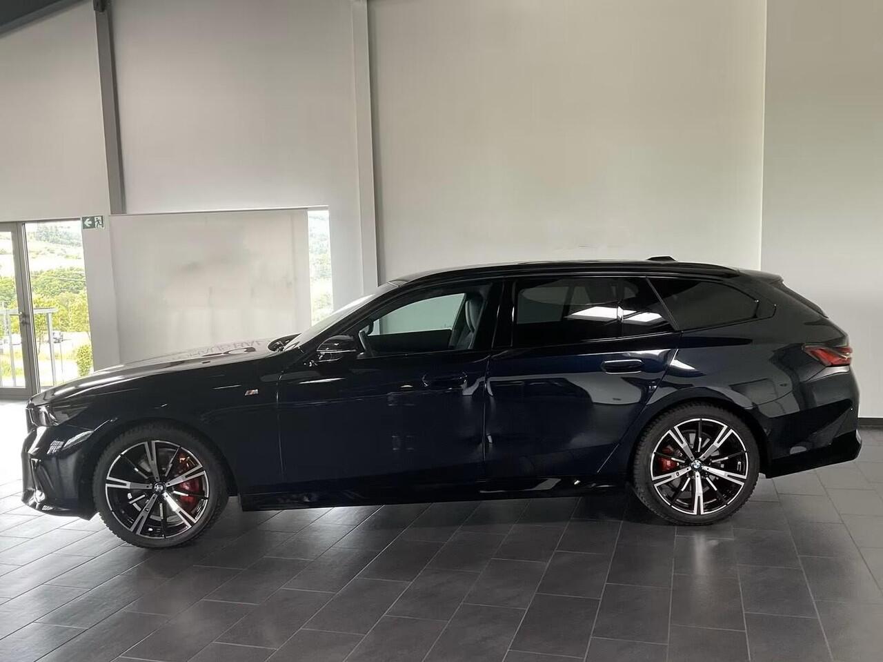 BMW 5-SERIE Touring 540d xDrive M-SPORT Pro ** LED, PANORAMA, LEDER, 20-inch LMV, ICONIC GLOW, TREKH ** Ex BMW - ¤ 25.900 onder NP ** ** INFORMEER OOK NAAR ONZE AANTREKKELIJKE FINANCIAL-LEASE TARIEVEN **