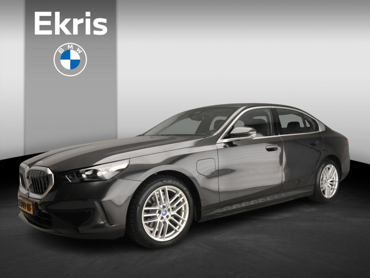 BMW 5-SERIE Sedan 530e | LED | HUD | Sportstoelen | Chrome line | Stoelverwarming | Keyles go | DAB | Alu 19 inch