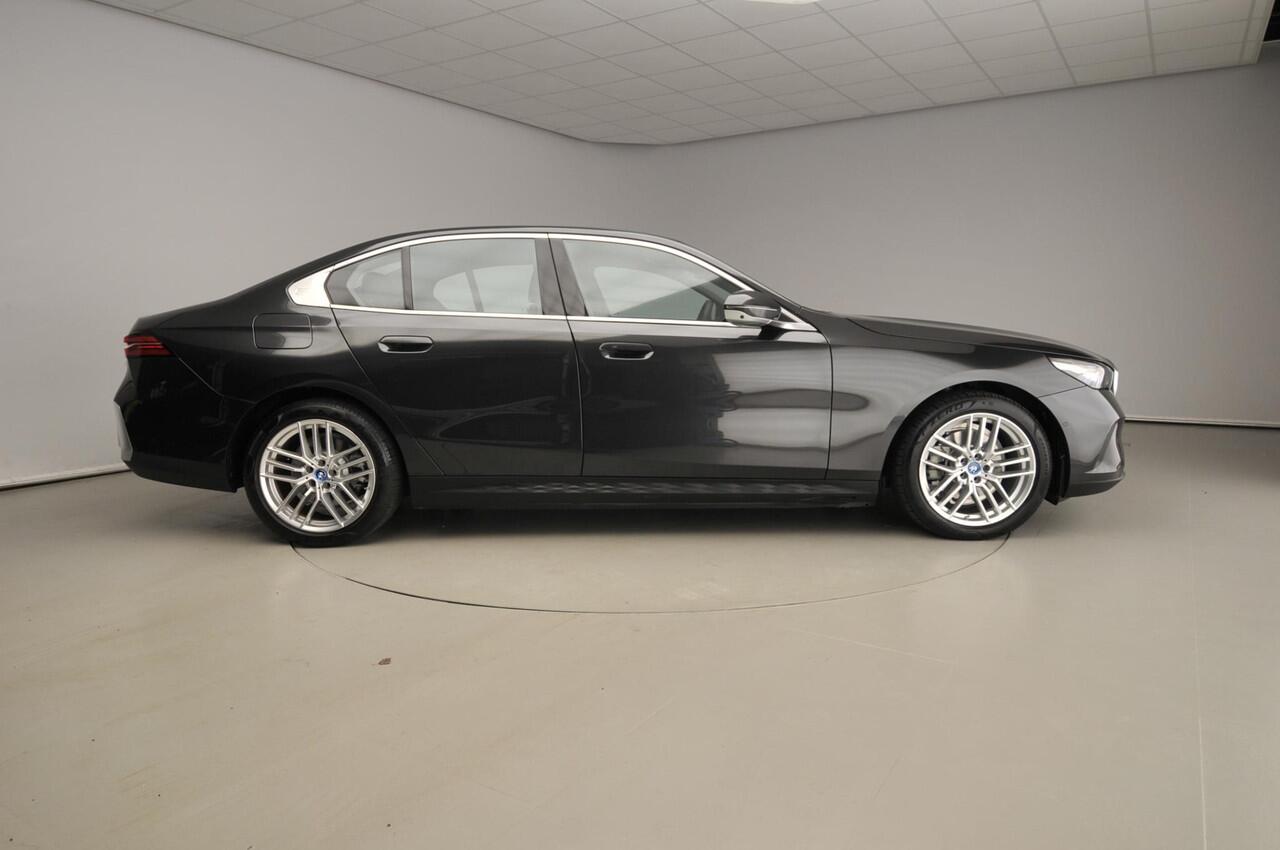 BMW 5-SERIE Sedan 530e | LED | HUD | Sportstoelen | Chrome line | Stoelverwarming | Keyles go | DAB | Alu 19 inch