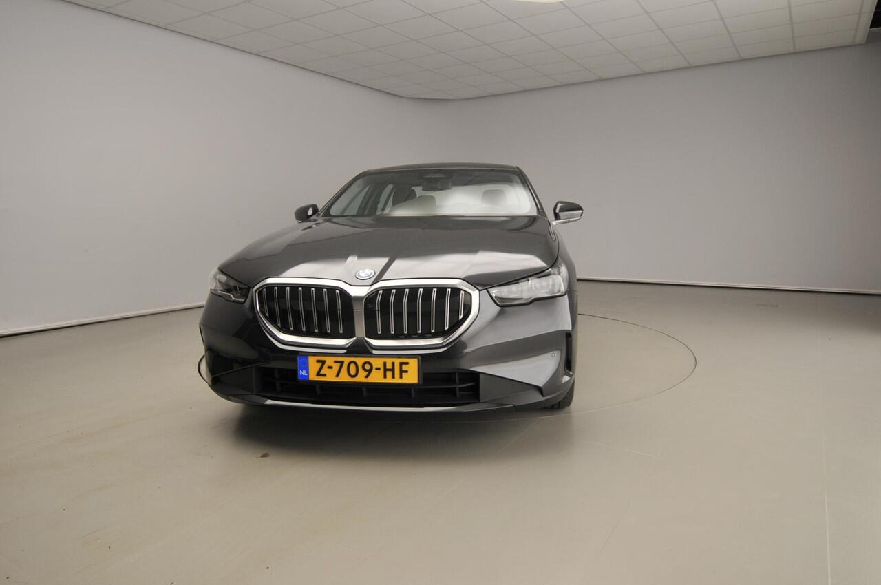 BMW 5-SERIE Sedan 530e | LED | HUD | Sportstoelen | Chrome line | Stoelverwarming | Keyles go | DAB | Alu 19 inch