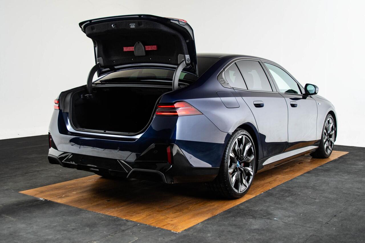 BMW 5-SERIE 550e xDrive M Sport Pro - Driving/Parking Assistant Professional - Harman Kardon - Comfort Access - Comfort Pack - M Adaptief onderstel Professional - Iconic Glow - Active Guard - Harman Kardon -