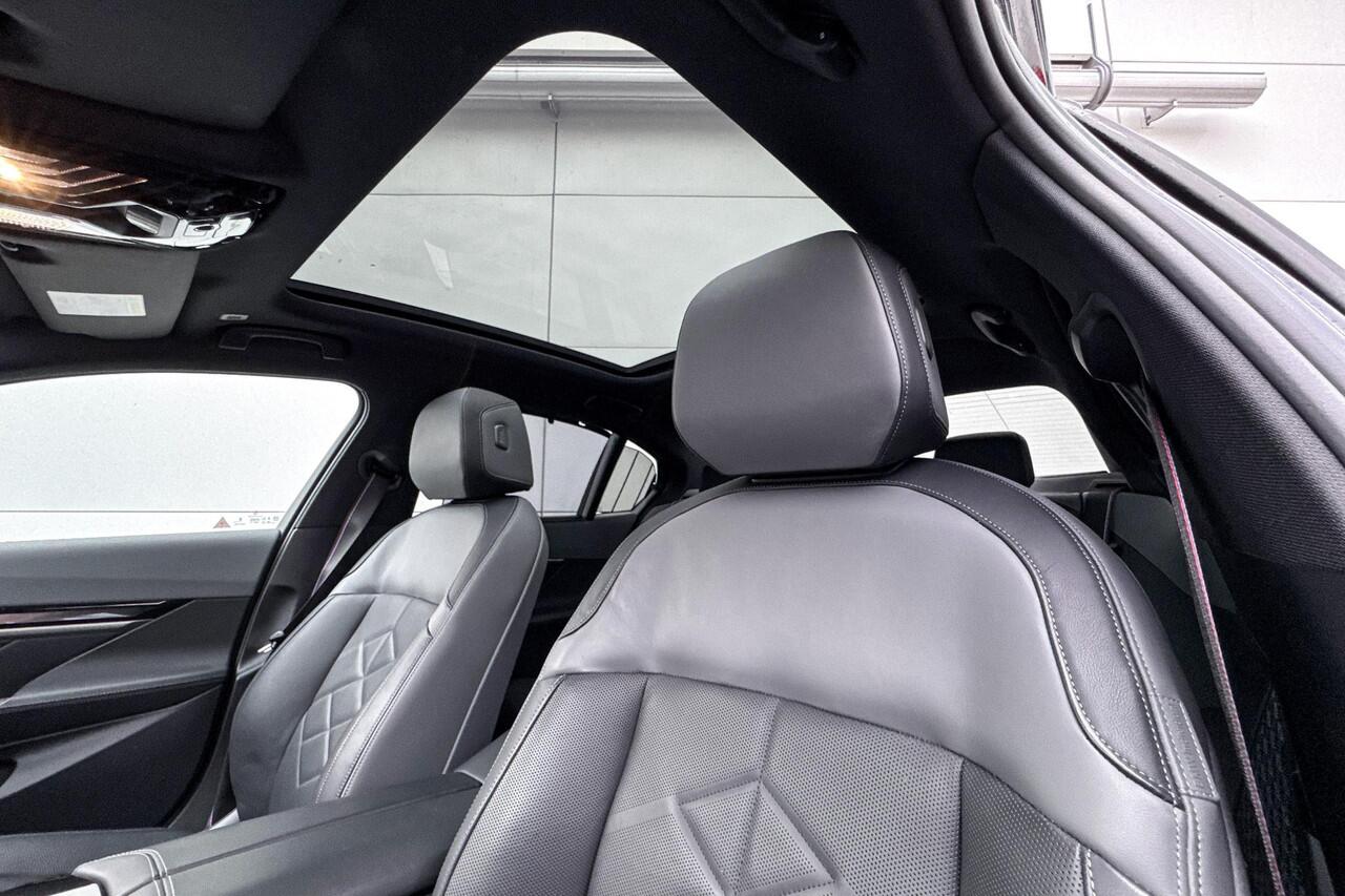 BMW 5-SERIE Sedan 550e xDrive M-Sport PRO | Trekhaak | Adaptive M-Onderstel | Panoramadak | Bowers & Wilkins