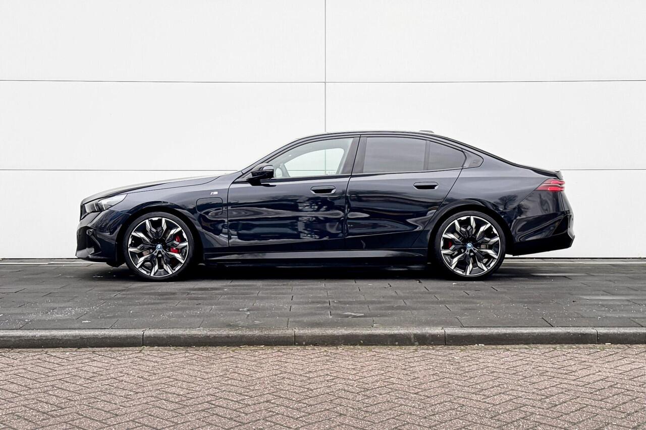 BMW 5-SERIE Sedan 550e xDrive M-Sport PRO | Trekhaak | Adaptive M-Onderstel | Panoramadak | Bowers & Wilkins