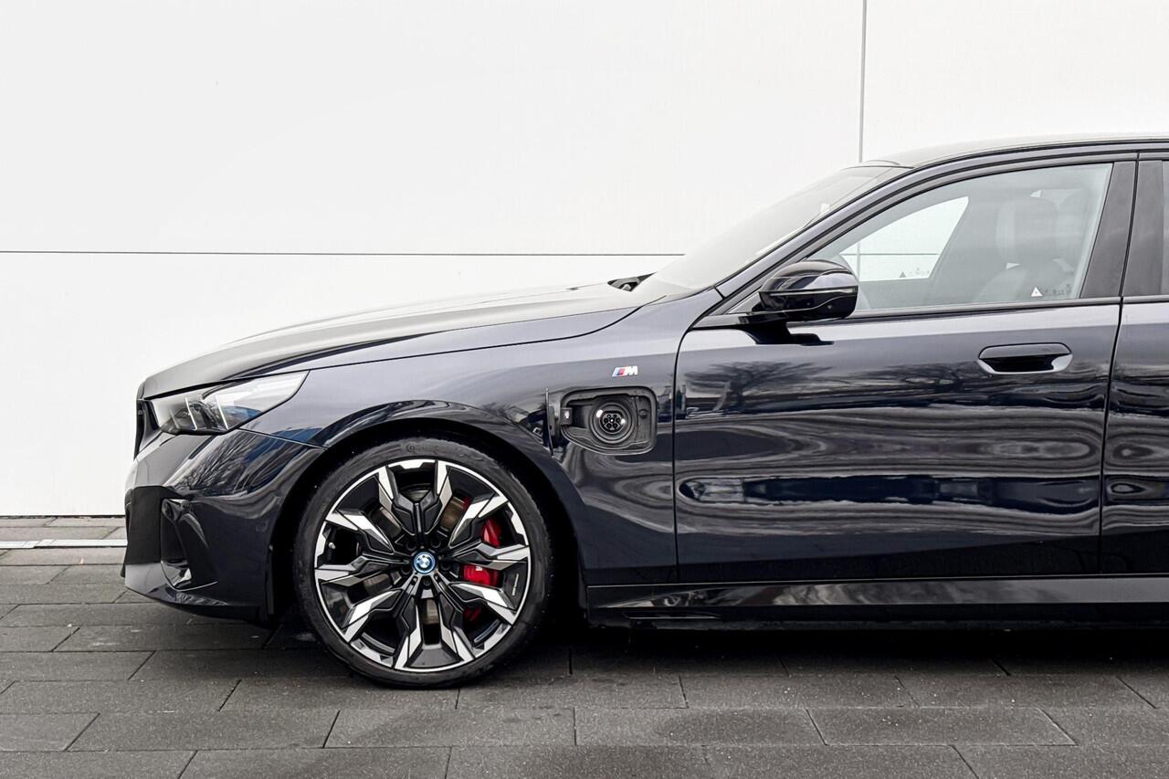 BMW 5-SERIE Sedan 550e xDrive M-Sport PRO | Trekhaak | Adaptive M-Onderstel | Panoramadak | Bowers & Wilkins