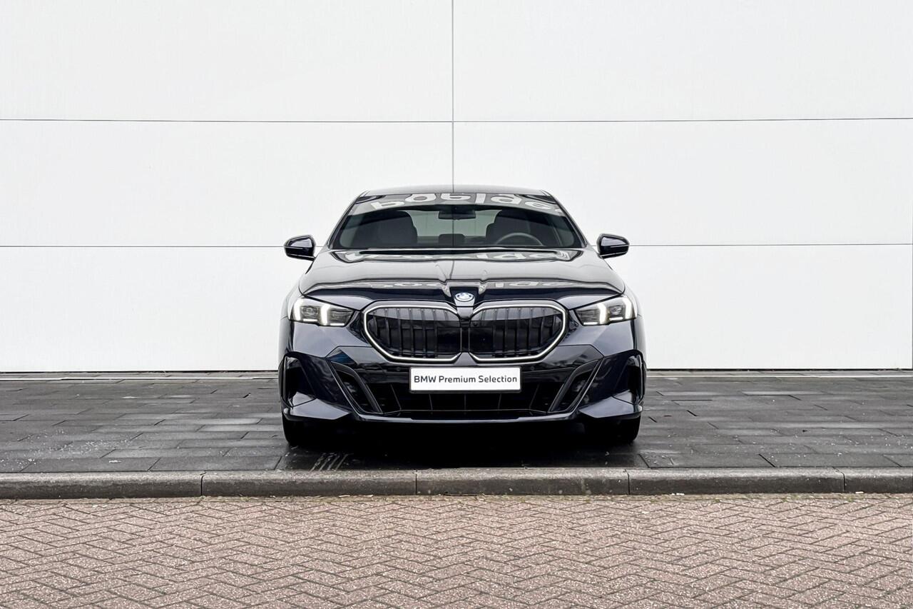 BMW 5-SERIE Sedan 550e xDrive M-Sport PRO | Trekhaak | Adaptive M-Onderstel | Panoramadak | Bowers & Wilkins