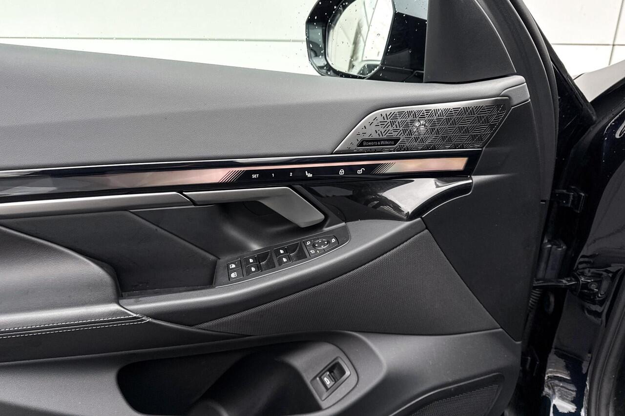 BMW 5-SERIE Sedan 550e xDrive M-Sport PRO | Trekhaak | Adaptive M-Onderstel | Panoramadak | Bowers & Wilkins