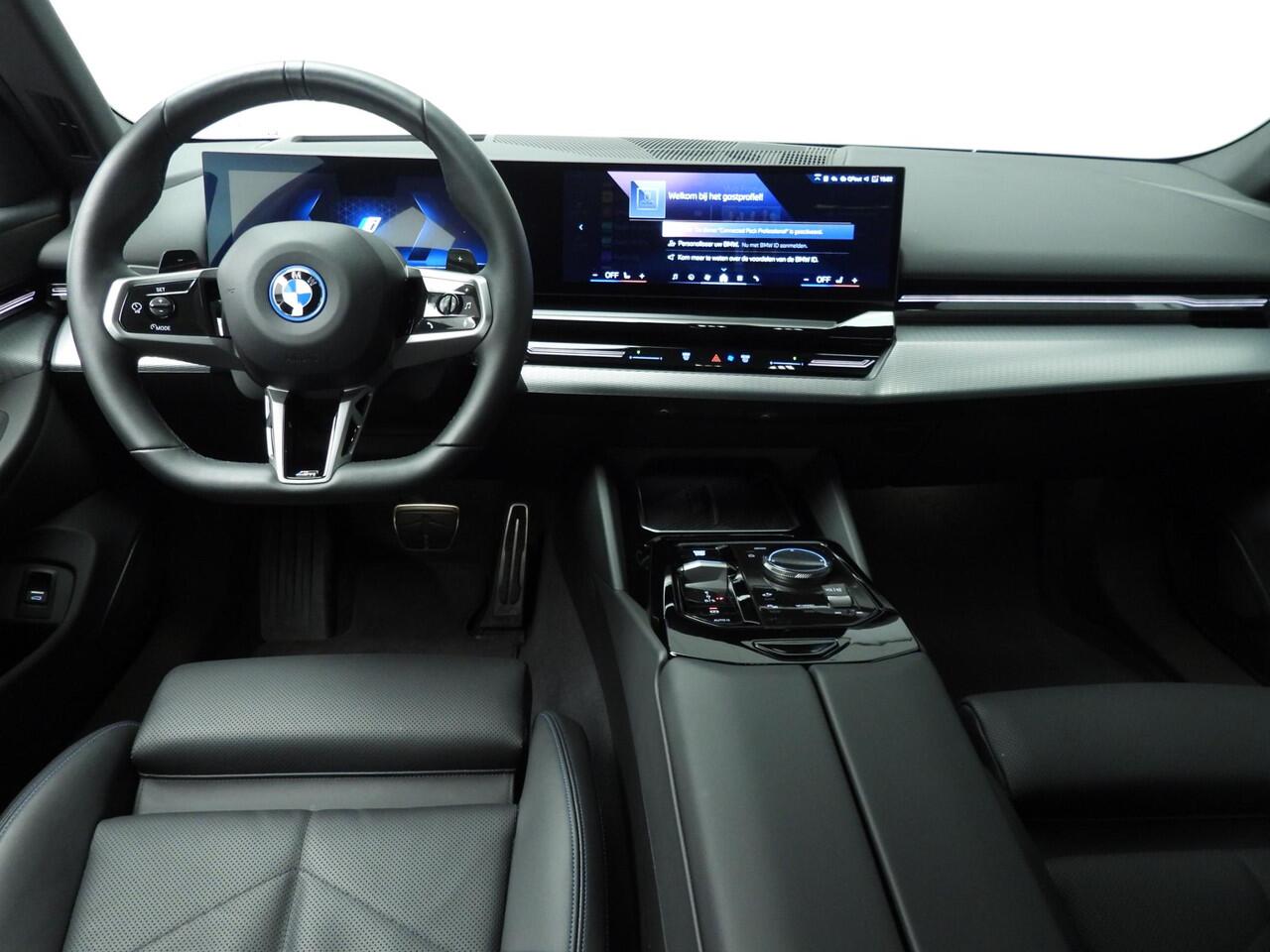 BMW 5-SERIE Touring 530e | M-Sportpakket | LED | HUD | Sportstoelen | Stoelverwarming | Surround view | DAB | Alu 19 inch