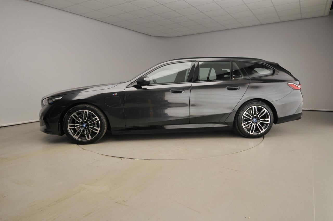 BMW 5-SERIE Touring 530e | M-Sportpakket | LED | HUD | Sportstoelen | Stoelverwarming | Surround view | DAB | Alu 19 inch