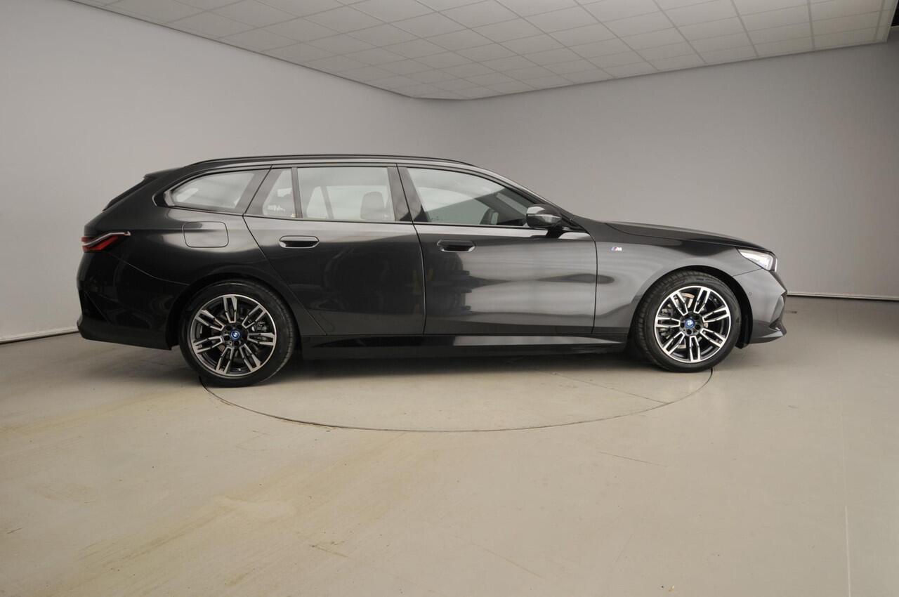 BMW 5-SERIE Touring 530e | M-Sportpakket | LED | HUD | Sportstoelen | Stoelverwarming | Surround view | DAB | Alu 19 inch