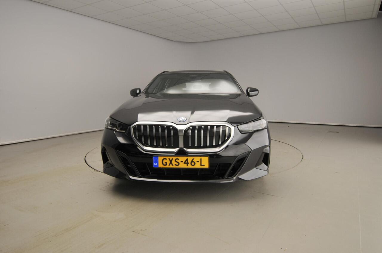 BMW 5-SERIE Touring 530e | M-Sportpakket | LED | HUD | Sportstoelen | Stoelverwarming | Surround view | DAB | Alu 19 inch