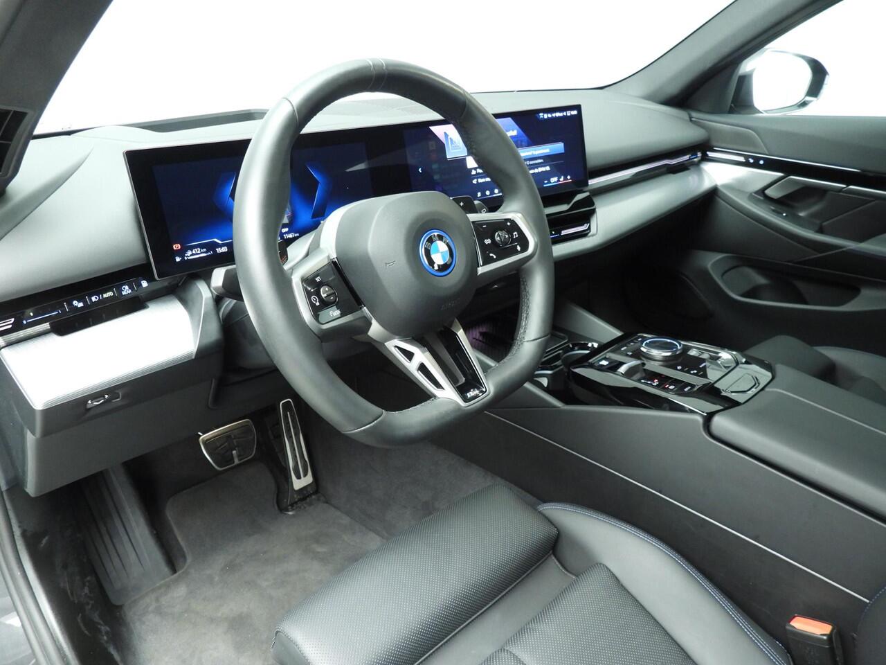 BMW 5-SERIE Touring 530e | M-Sportpakket | LED | HUD | Sportstoelen | Stoelverwarming | Surround view | DAB | Alu 19 inch