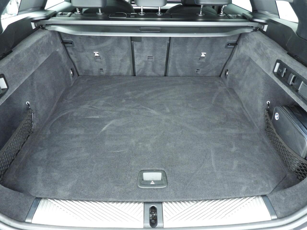 BMW 5-SERIE Touring 530e | M-Sportpakket | LED | HUD | Sportstoelen | Stoelverwarming | Surround view | DAB | Alu 19 inch