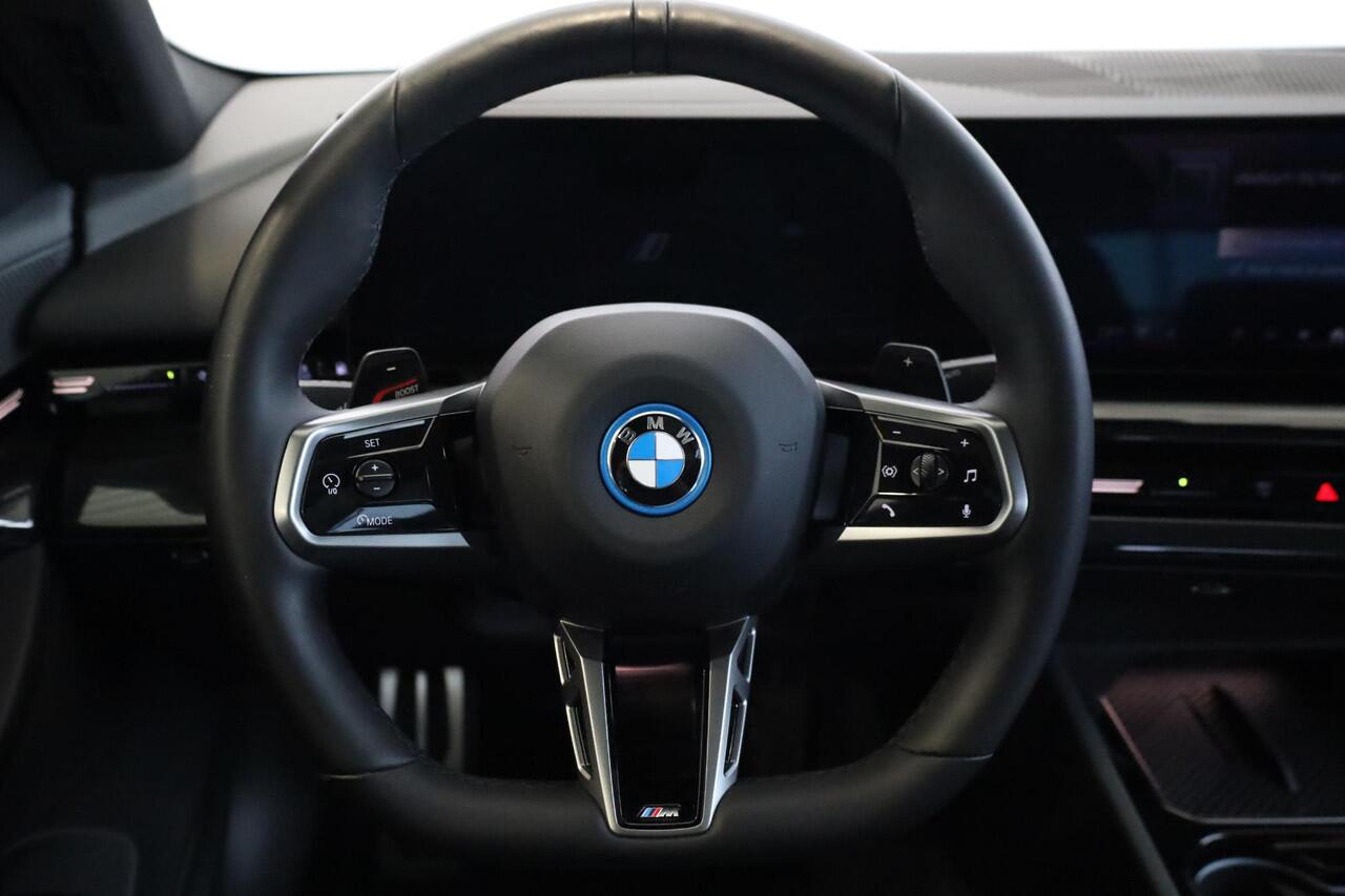 BMW 5-SERIE Sedan 530e M Sportpakket Pro | Innovation Pack | Travel Pack | Comfort Pack | Stuurwielrand Verwarmd | Panoramadak | Comfortstoelen | Driving Assistant Professional | Harman Kardon | 20''