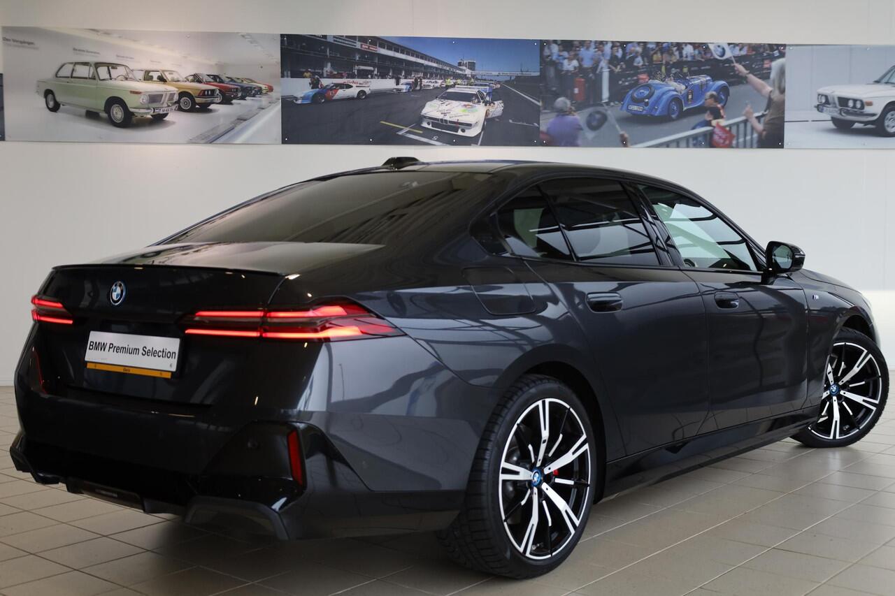 BMW 5-SERIE Sedan 530e M Sportpakket Pro | Innovation Pack | Travel Pack | Comfort Pack | Stuurwielrand Verwarmd | Panoramadak | Comfortstoelen | Driving Assistant Professional | Harman Kardon | 20''