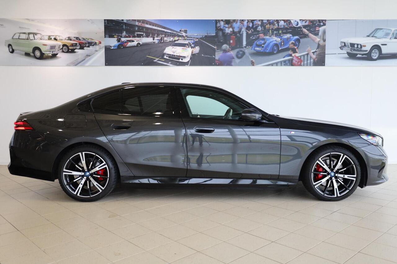 BMW 5-SERIE Sedan 530e M Sportpakket Pro | Innovation Pack | Travel Pack | Comfort Pack | Stuurwielrand Verwarmd | Panoramadak | Comfortstoelen | Driving Assistant Professional | Harman Kardon | 20''