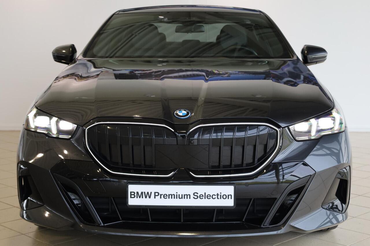 BMW 5-SERIE Sedan 530e M Sportpakket Pro | Innovation Pack | Travel Pack | Comfort Pack | Stuurwielrand Verwarmd | Panoramadak | Comfortstoelen | Driving Assistant Professional | Harman Kardon | 20''