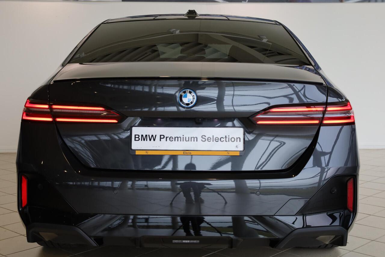 BMW 5-SERIE Sedan 530e M Sportpakket Pro | Innovation Pack | Travel Pack | Comfort Pack | Stuurwielrand Verwarmd | Panoramadak | Comfortstoelen | Driving Assistant Professional | Harman Kardon | 20''