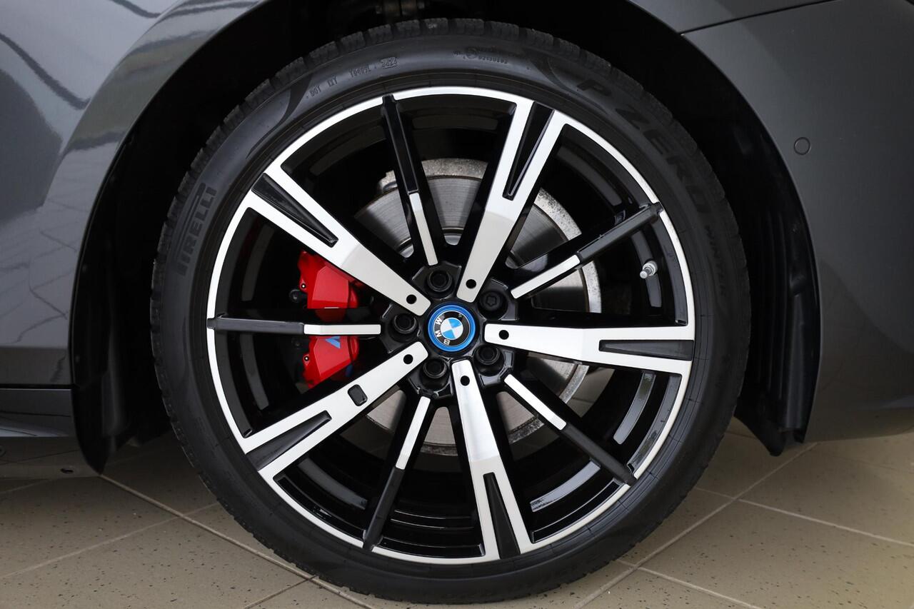 BMW 5-SERIE Sedan 530e M Sportpakket Pro | Innovation Pack | Travel Pack | Comfort Pack | Stuurwielrand Verwarmd | Panoramadak | Comfortstoelen | Driving Assistant Professional | Harman Kardon | 20''