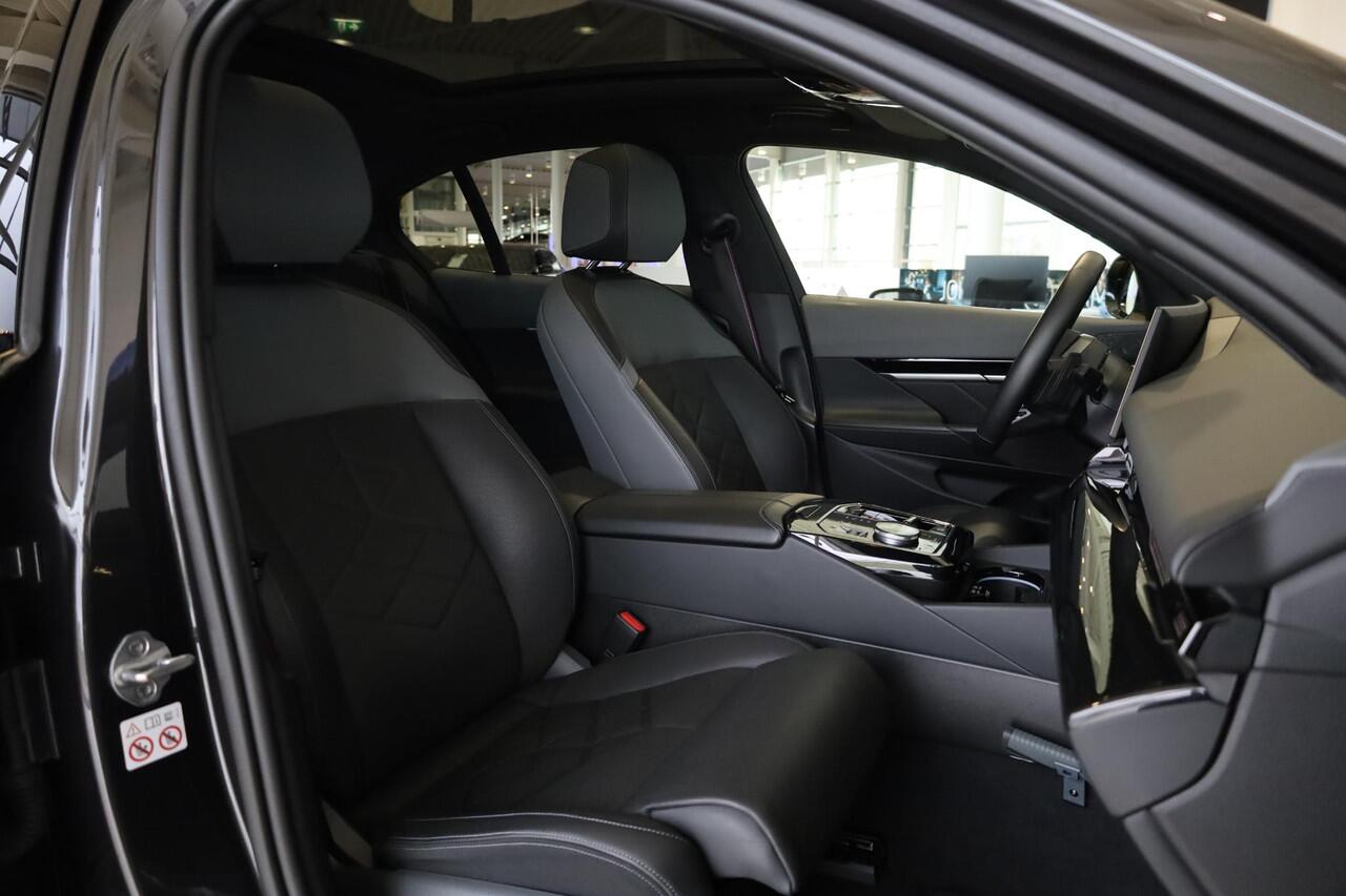 BMW 5-SERIE Sedan 530e M Sportpakket Pro | Innovation Pack | Travel Pack | Comfort Pack | Stuurwielrand Verwarmd | Panoramadak | Comfortstoelen | Driving Assistant Professional | Harman Kardon | 20''