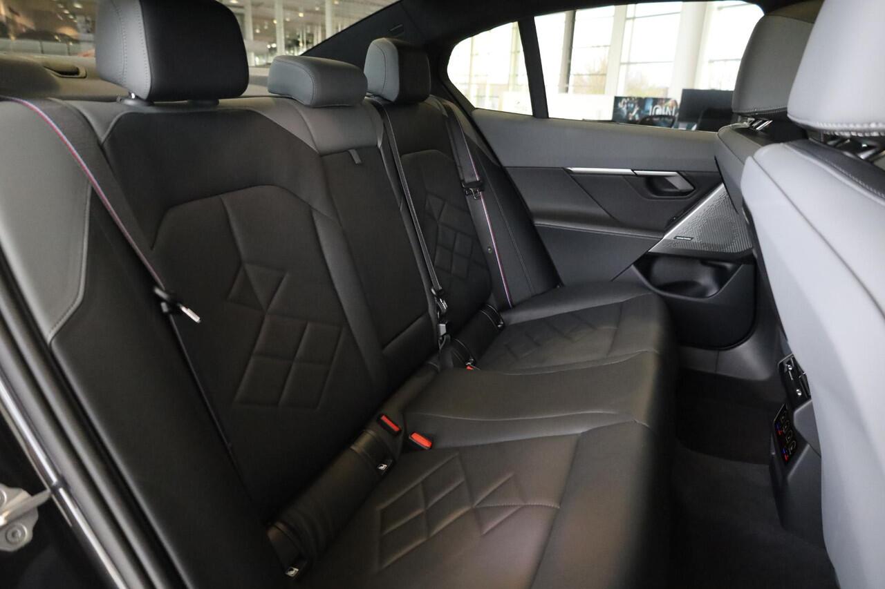 BMW 5-SERIE Sedan 530e M Sportpakket Pro | Innovation Pack | Travel Pack | Comfort Pack | Stuurwielrand Verwarmd | Panoramadak | Comfortstoelen | Driving Assistant Professional | Harman Kardon | 20''