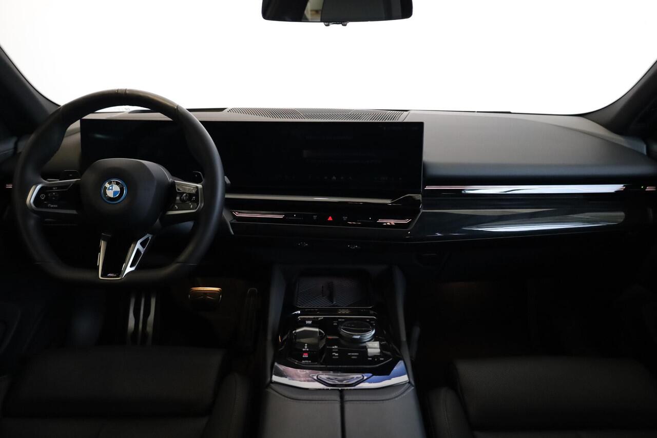 BMW 5-SERIE Sedan 530e M Sportpakket Pro | Innovation Pack | Travel Pack | Comfort Pack | Stuurwielrand Verwarmd | Panoramadak | Comfortstoelen | Driving Assistant Professional | Harman Kardon | 20''