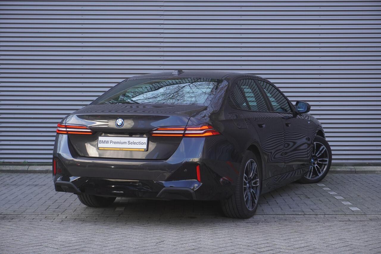 BMW 5-SERIE Sedan 530e M Sportpakket | Comfort Pack | Driving Assistant Professional | Harman-Kardon sound system | Trekhaak met elektrisch wegklapbare kogel
