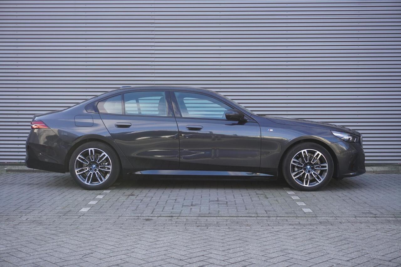 BMW 5-SERIE Sedan 530e M Sportpakket | Comfort Pack | Driving Assistant Professional | Harman-Kardon sound system | Trekhaak met elektrisch wegklapbare kogel