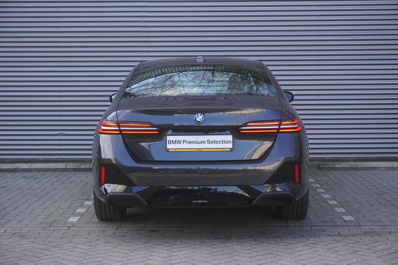 BMW 5-SERIE Sedan 530e M Sportpakket | Comfort Pack | Driving Assistant Professional | Harman-Kardon sound system | Trekhaak met elektrisch wegklapbare kogel