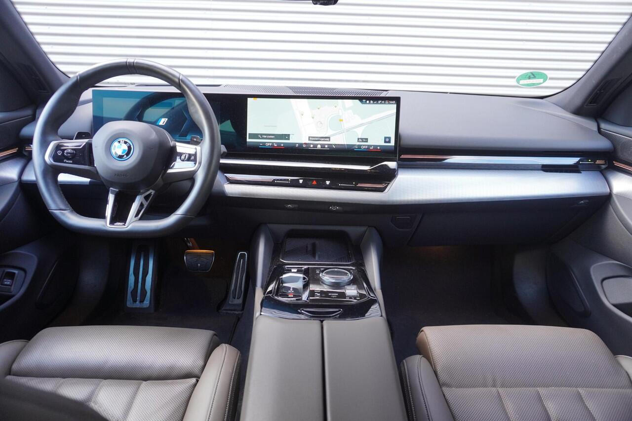 BMW 5-SERIE Sedan 530e M Sportpakket | Comfort Pack | Driving Assistant Professional | Harman-Kardon sound system | Trekhaak met elektrisch wegklapbare kogel