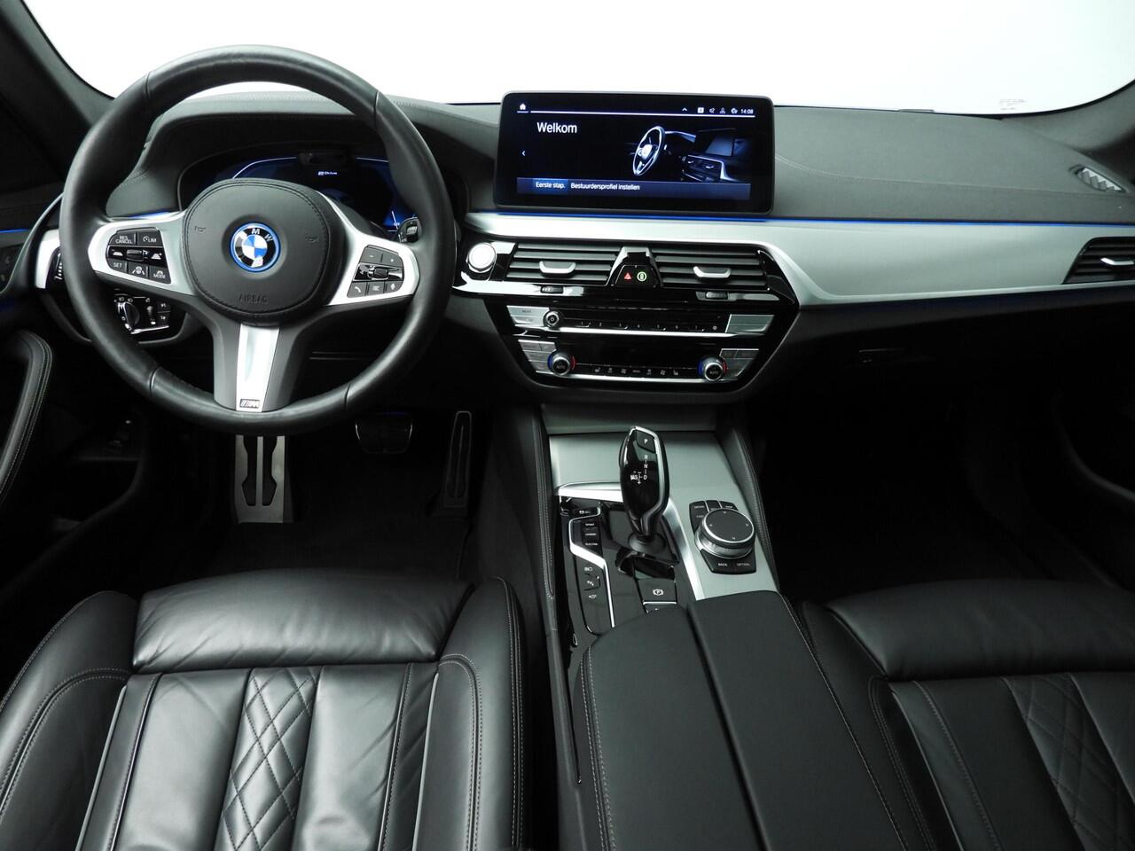 BMW 5-SERIE Touring 530e | M-Sportpakket | Laserlicht | Leder | HUD | Active cruise | Trekhaak | Schuifdak | Keyles go | DAB | Hifi speakers | Alu 18 inch