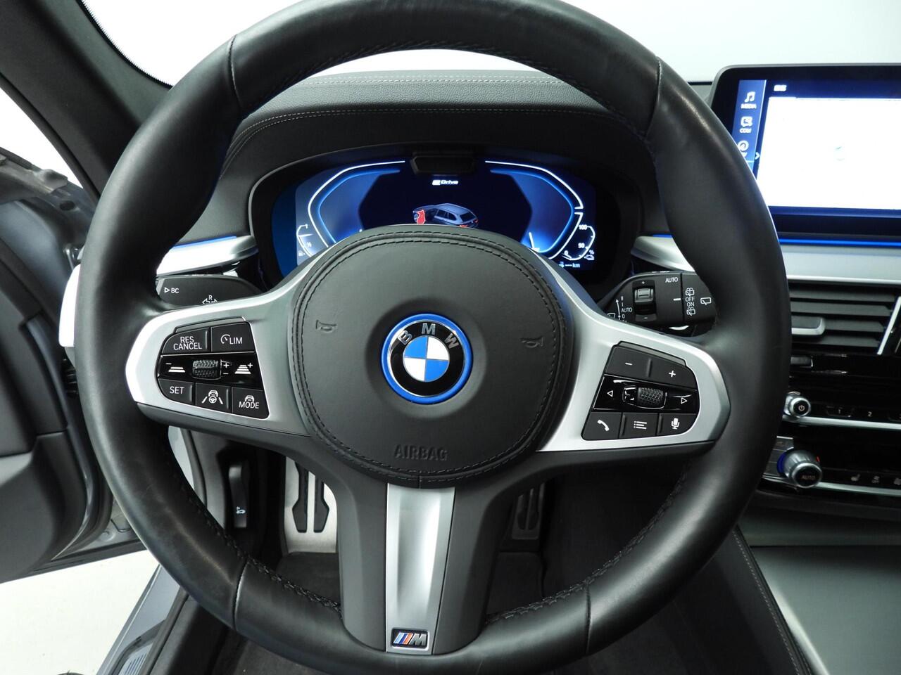 BMW 5-SERIE Touring 530e | M-Sportpakket | Laserlicht | Leder | HUD | Active cruise | Trekhaak | Schuifdak | Keyles go | DAB | Hifi speakers | Alu 18 inch