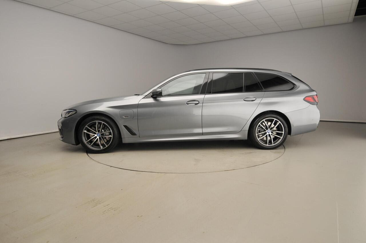 BMW 5-SERIE Touring 530e | M-Sportpakket | Laserlicht | Leder | HUD | Active cruise | Trekhaak | Schuifdak | Keyles go | DAB | Hifi speakers | Alu 18 inch