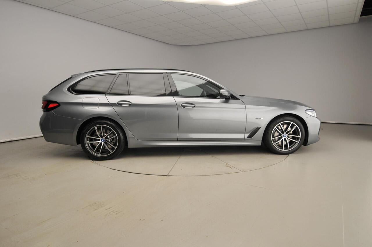 BMW 5-SERIE Touring 530e | M-Sportpakket | Laserlicht | Leder | HUD | Active cruise | Trekhaak | Schuifdak | Keyles go | DAB | Hifi speakers | Alu 18 inch