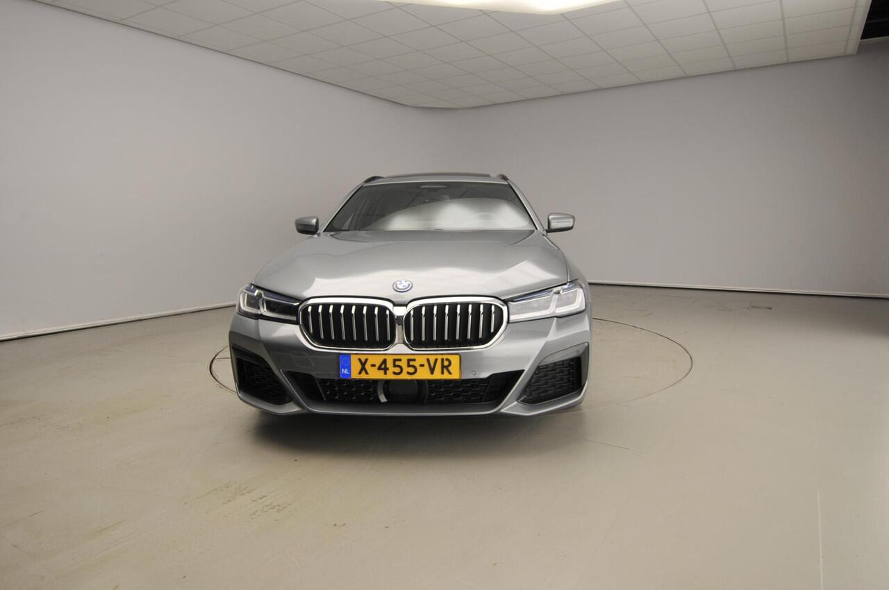 BMW 5-SERIE Touring 530e | M-Sportpakket | Laserlicht | Leder | HUD | Active cruise | Trekhaak | Schuifdak | Keyles go | DAB | Hifi speakers | Alu 18 inch