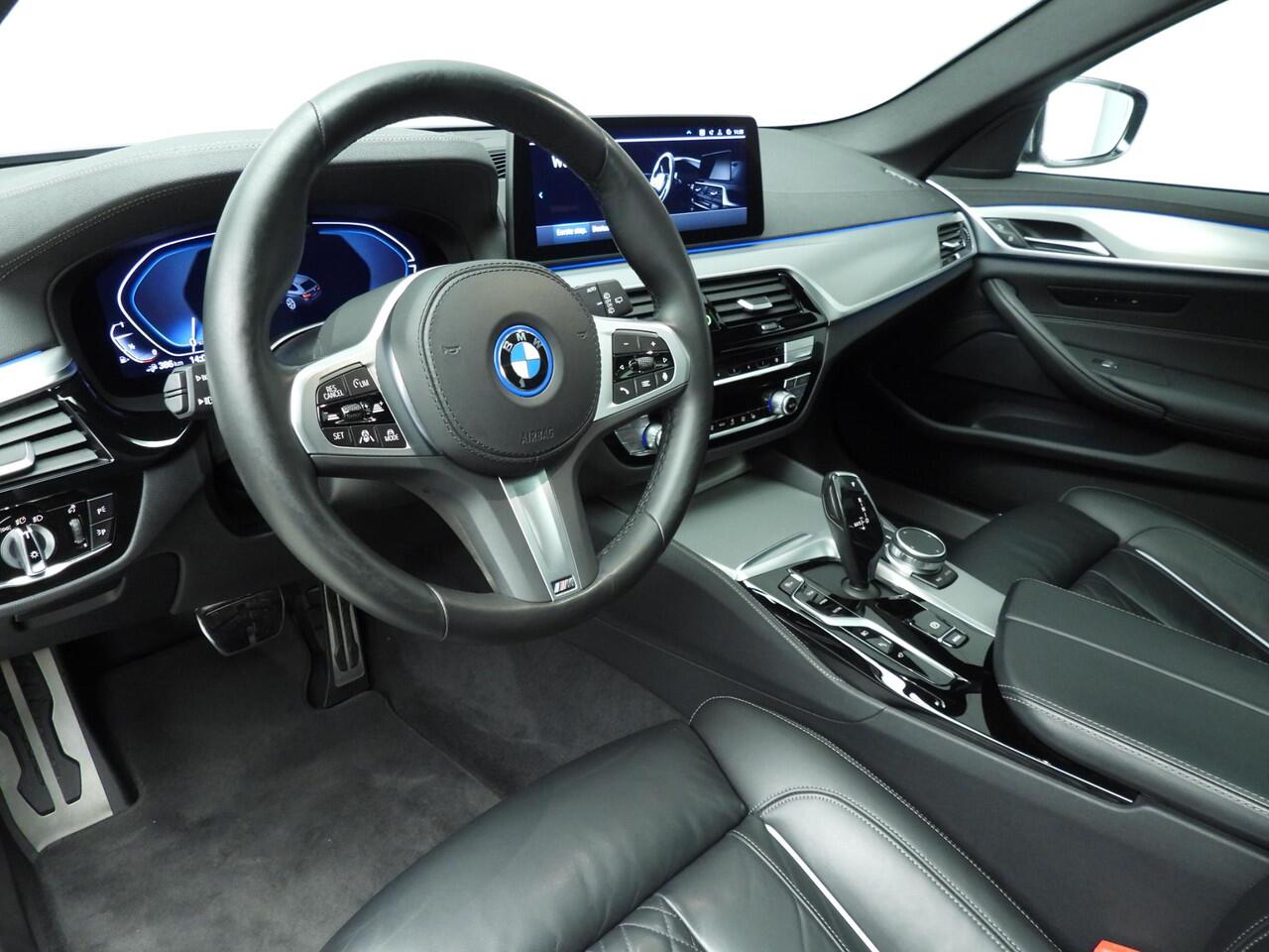 BMW 5-SERIE Touring 530e | M-Sportpakket | Laserlicht | Leder | HUD | Active cruise | Trekhaak | Schuifdak | Keyles go | DAB | Hifi speakers | Alu 18 inch
