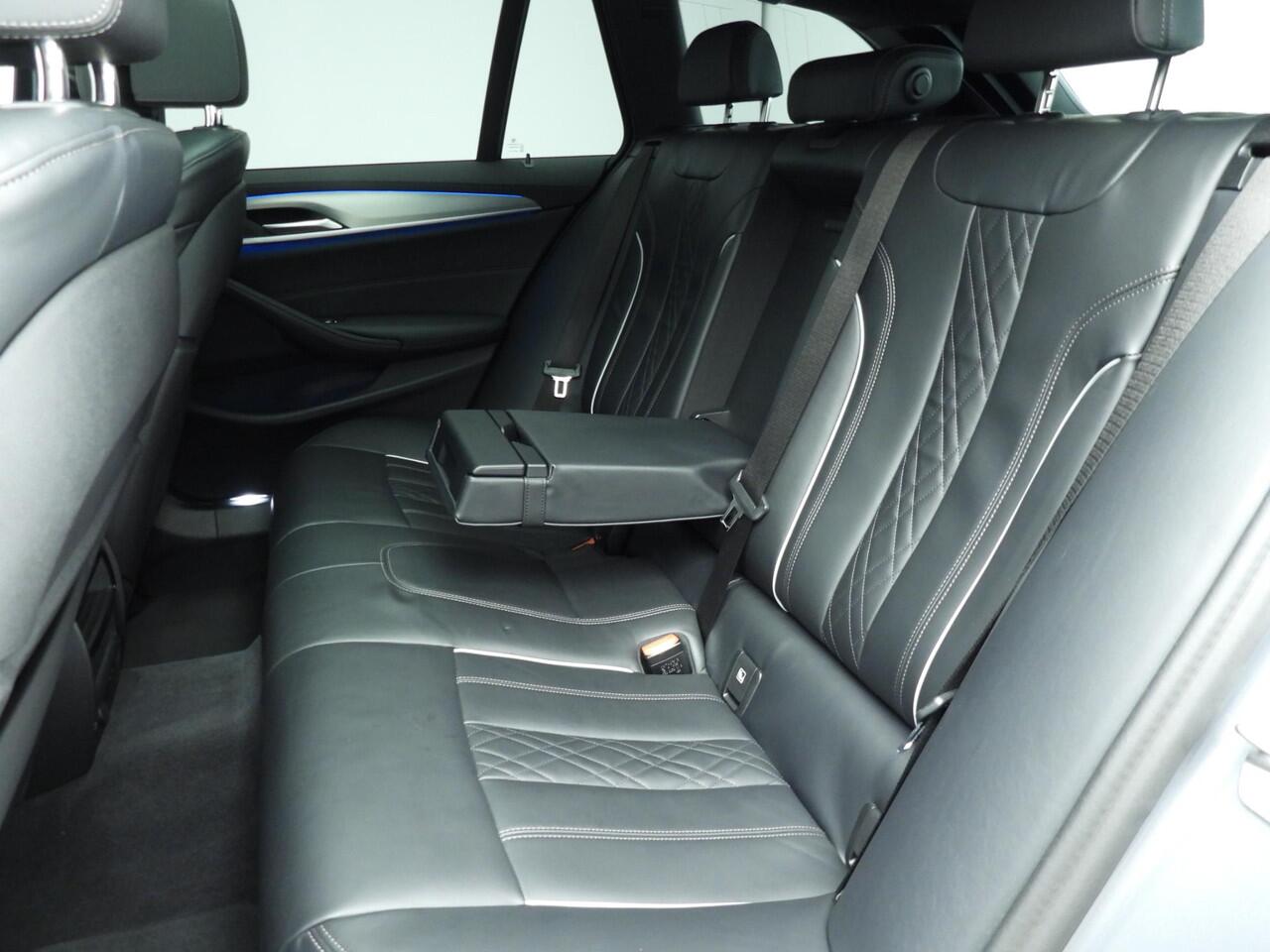 BMW 5-SERIE Touring 530e | M-Sportpakket | Laserlicht | Leder | HUD | Active cruise | Trekhaak | Schuifdak | Keyles go | DAB | Hifi speakers | Alu 18 inch