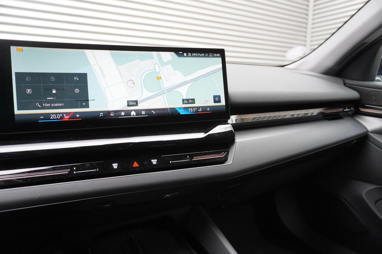 BMW 5-SERIE Touring 530e Comfort Pack | Trekhaak met elektrisch wegklapbare kogel | Driving | Harman-Kardon sound system | Achteruitrijcamera | Comfortstoelen voor