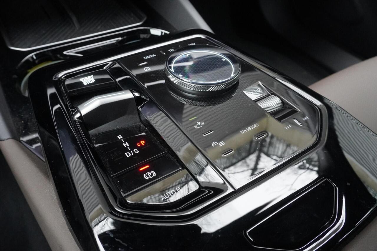 BMW 5-SERIE Touring 530e Comfort Pack | Trekhaak met elektrisch wegklapbare kogel | Driving | Harman-Kardon sound system | Achteruitrijcamera | Comfortstoelen voor